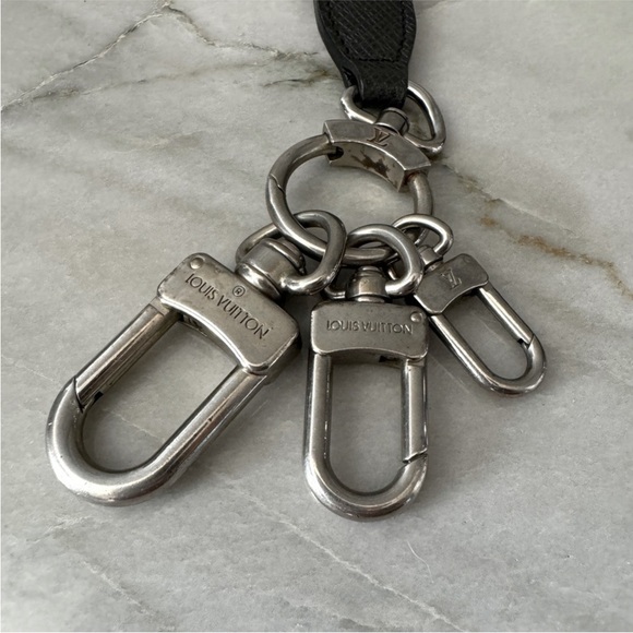 Louis Vuitton Taiga Collier Pochette Cles Neck Strap - Picture 4 of 9
